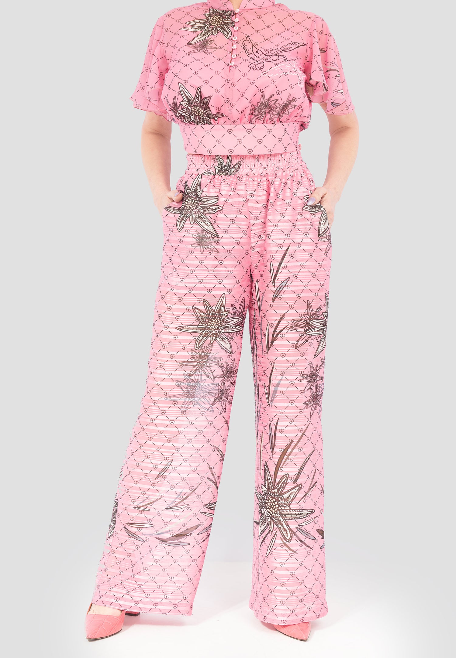 Detailansicht des rosa Edelweiss-Jumpsuits – edle Stickerei und hochwertige Verarbeitung, handgemacht in der Schweiz.