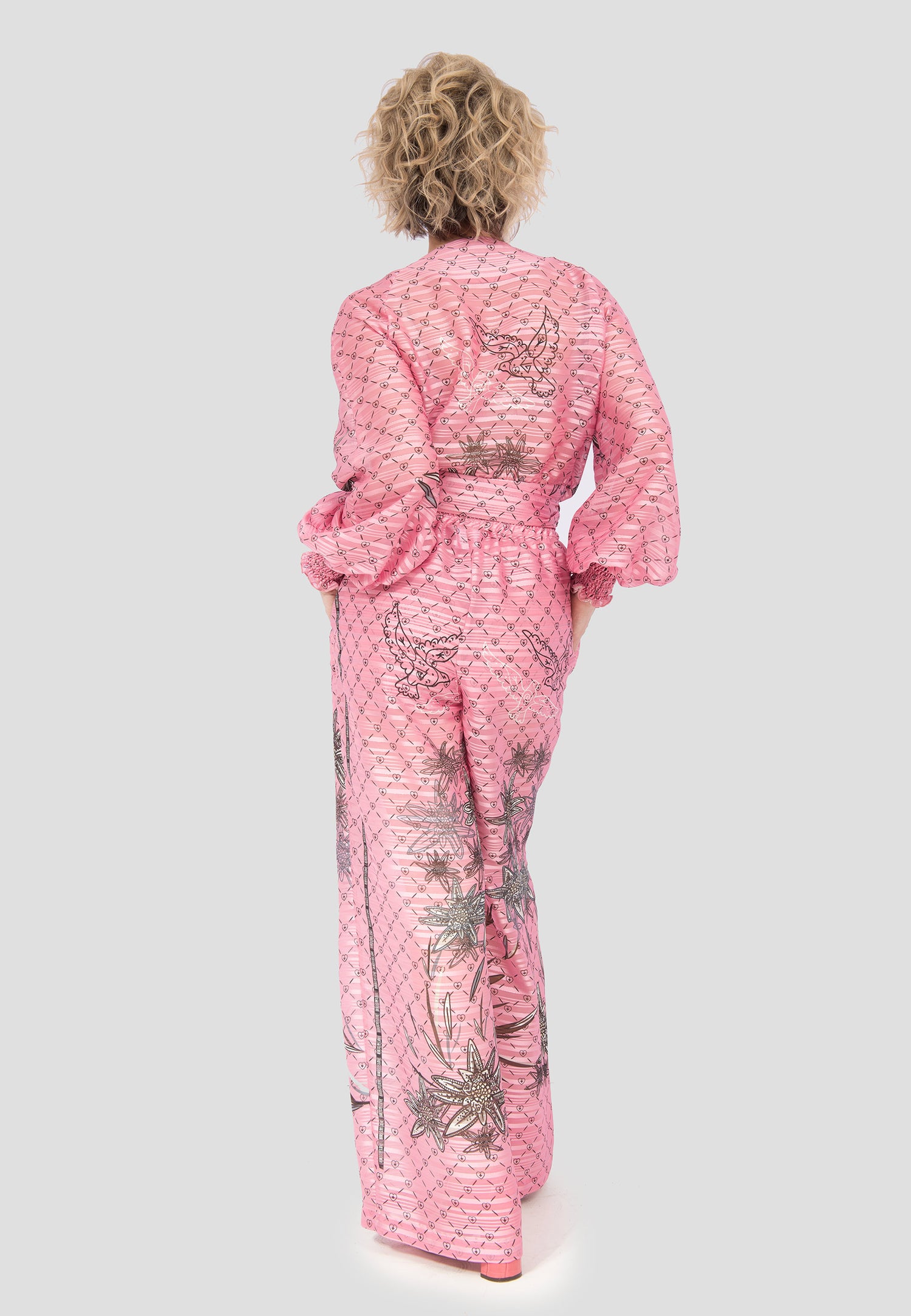 Rückansicht des rosa Jumpsuits mit langen Ärmeln und Edelweiss-Stickerei – handgefertigt in der Schweiz von Birds of Love.