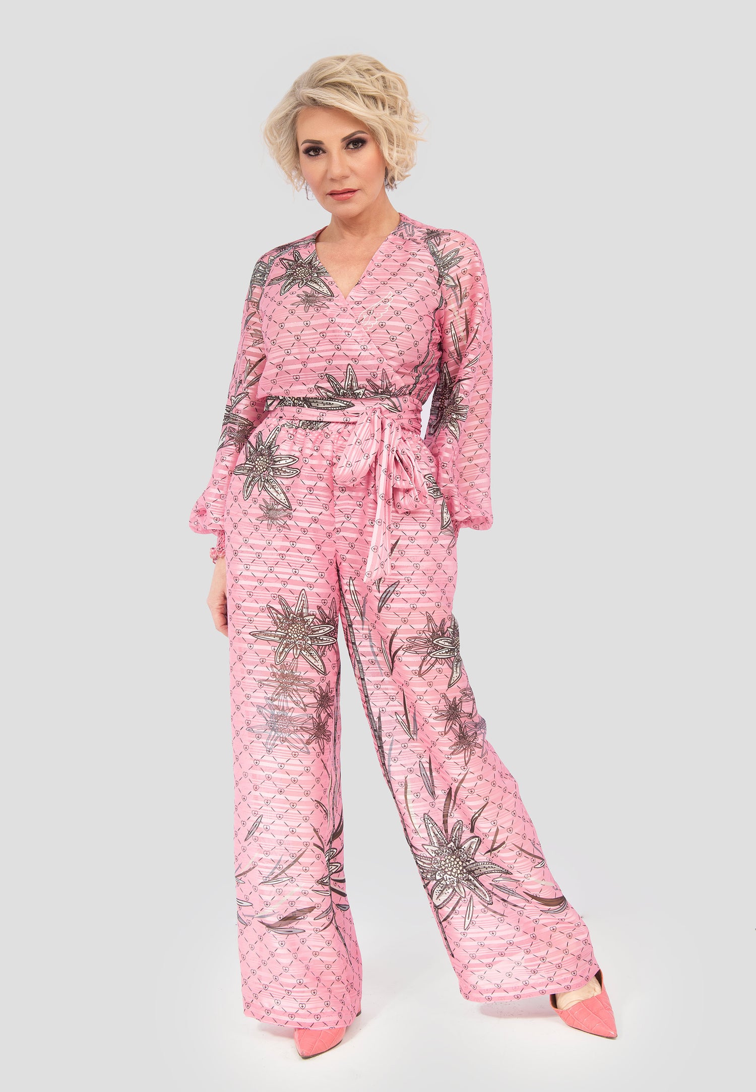 Rosa Jumpsuit mit langen Ärmeln und Edelweiss-Stickerei – elegante Vorderansicht der handgefertigten Birds of Love Trachtenmode.