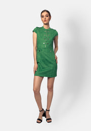 Model trägt ein grünes Minikleid mit Reißverschluss vorne aus veganem Ökoleder.
