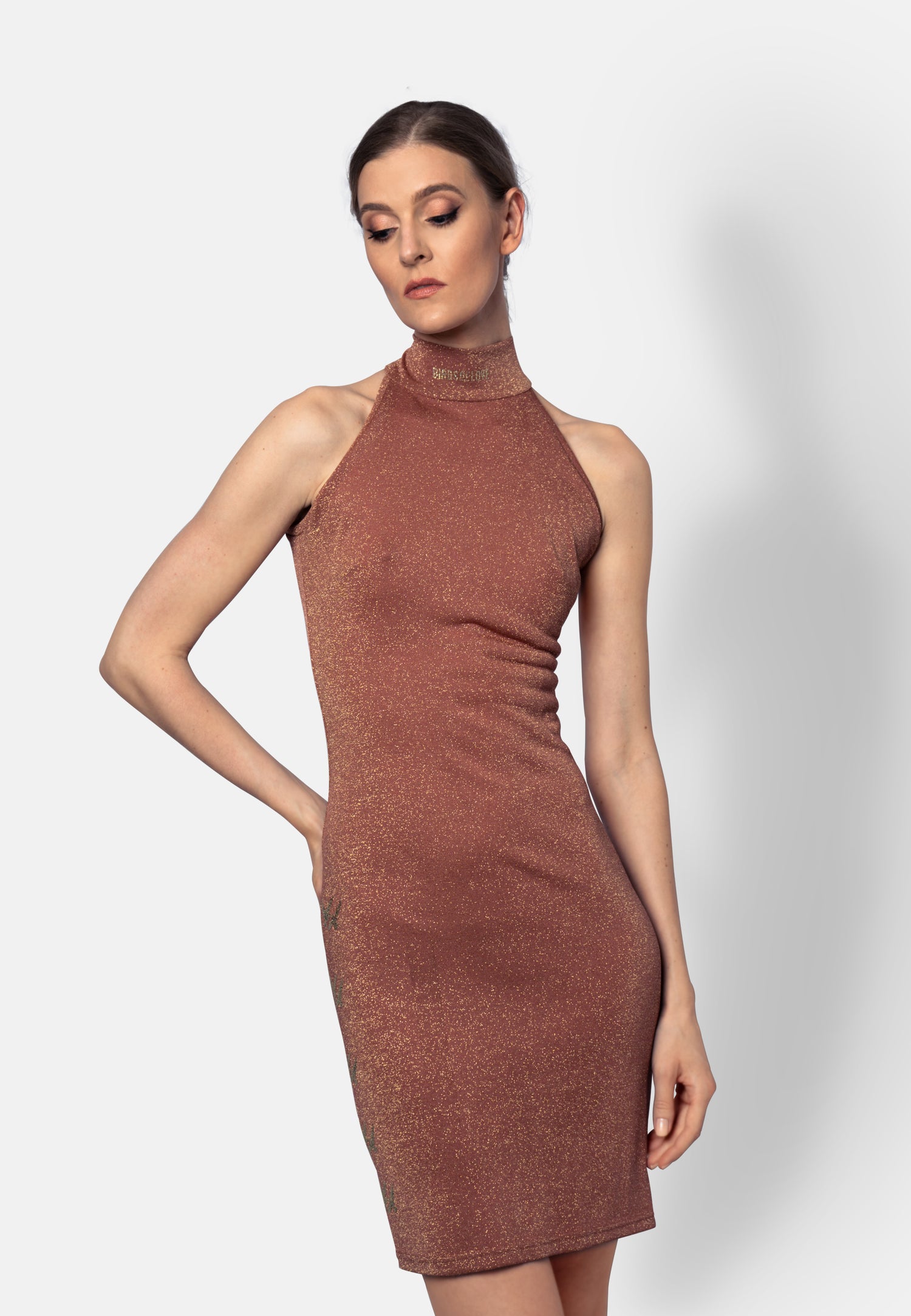 Tiramisu-farbenes Viskose-Jersey-Minikleid mit figurbetontem Schnitt, auffälligem Lurex-Glanz und Strassstein-Applikationen, Modell in leichter Drehung – Vorderansicht, Studioaufnahme