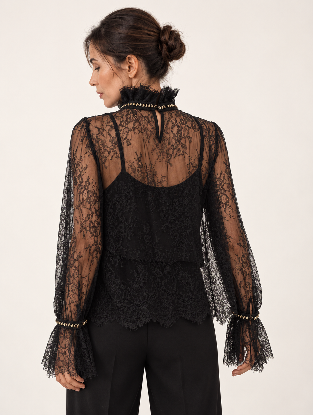 Schwarze Spitzenbluse mit goldenem Strass