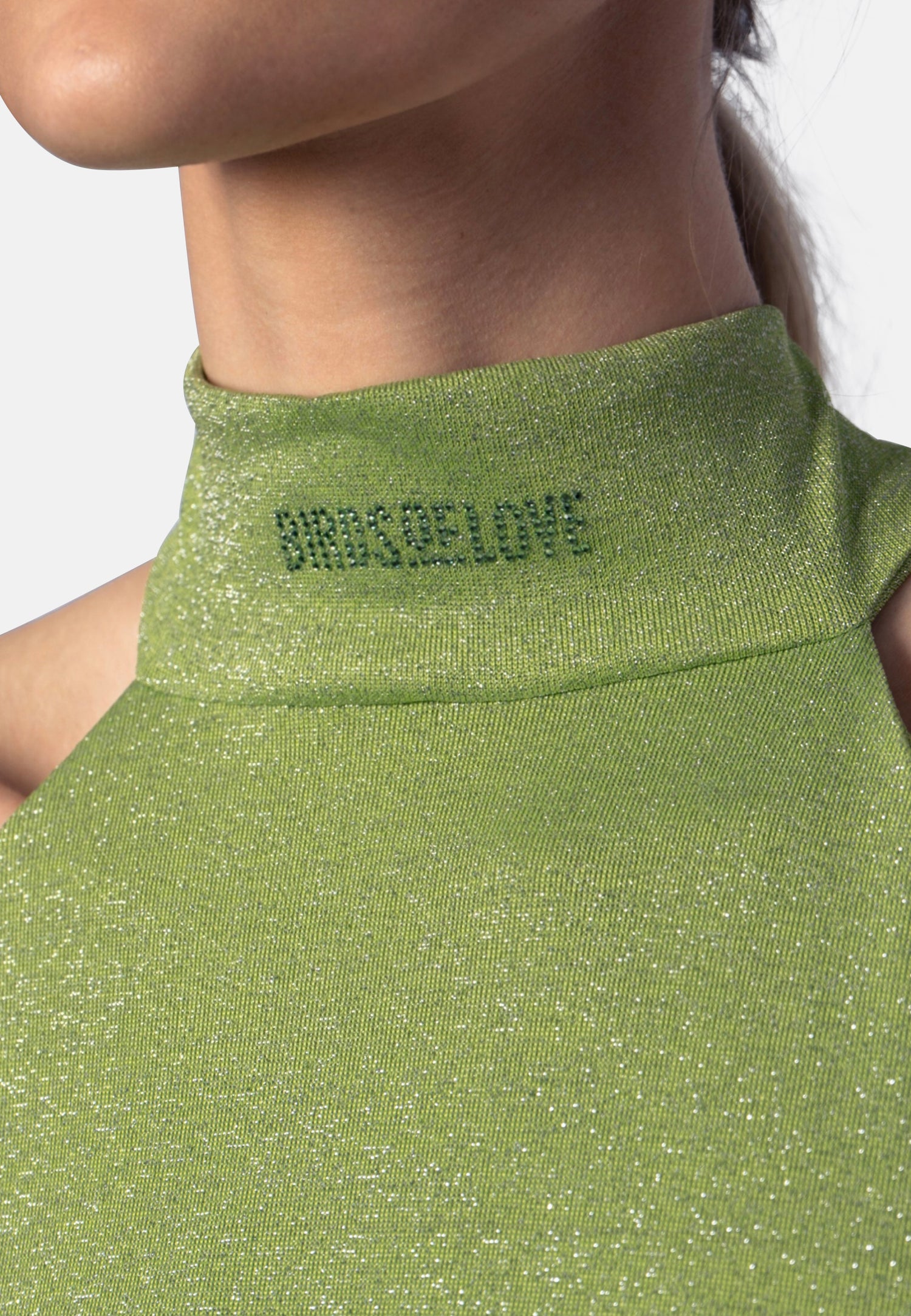 Detailansicht des Stehkragens vom limettengrünen Viskose-Midikleid mit eingewebtem Birds of Love Schriftzug, hochwertige Verarbeitung, handgefertigt in der Schweiz