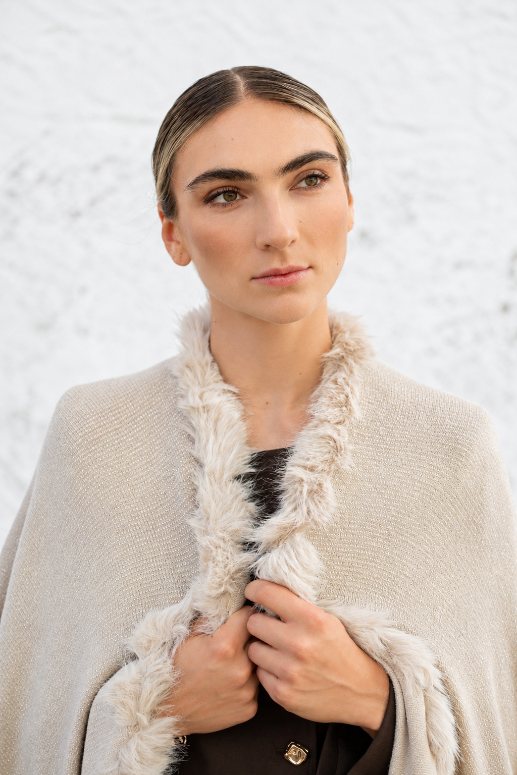 Beiger Poncho mit Kunstfellbordüre – One Size