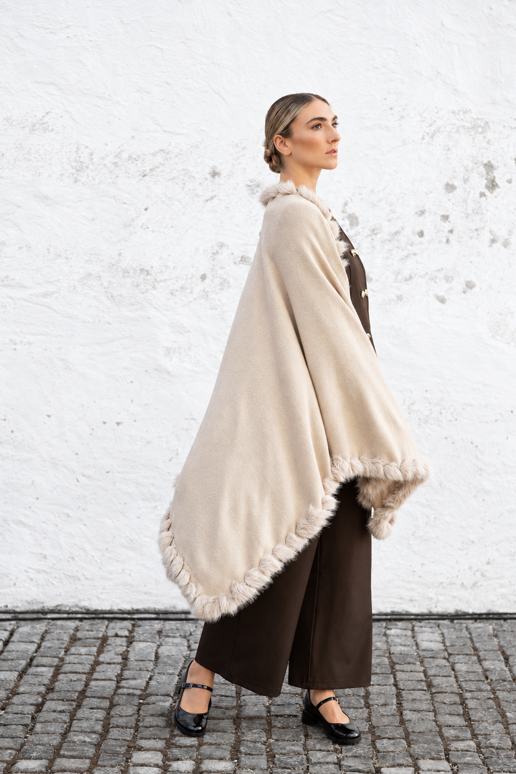 Beiger Poncho mit Kunstfellbordüre – One Size
