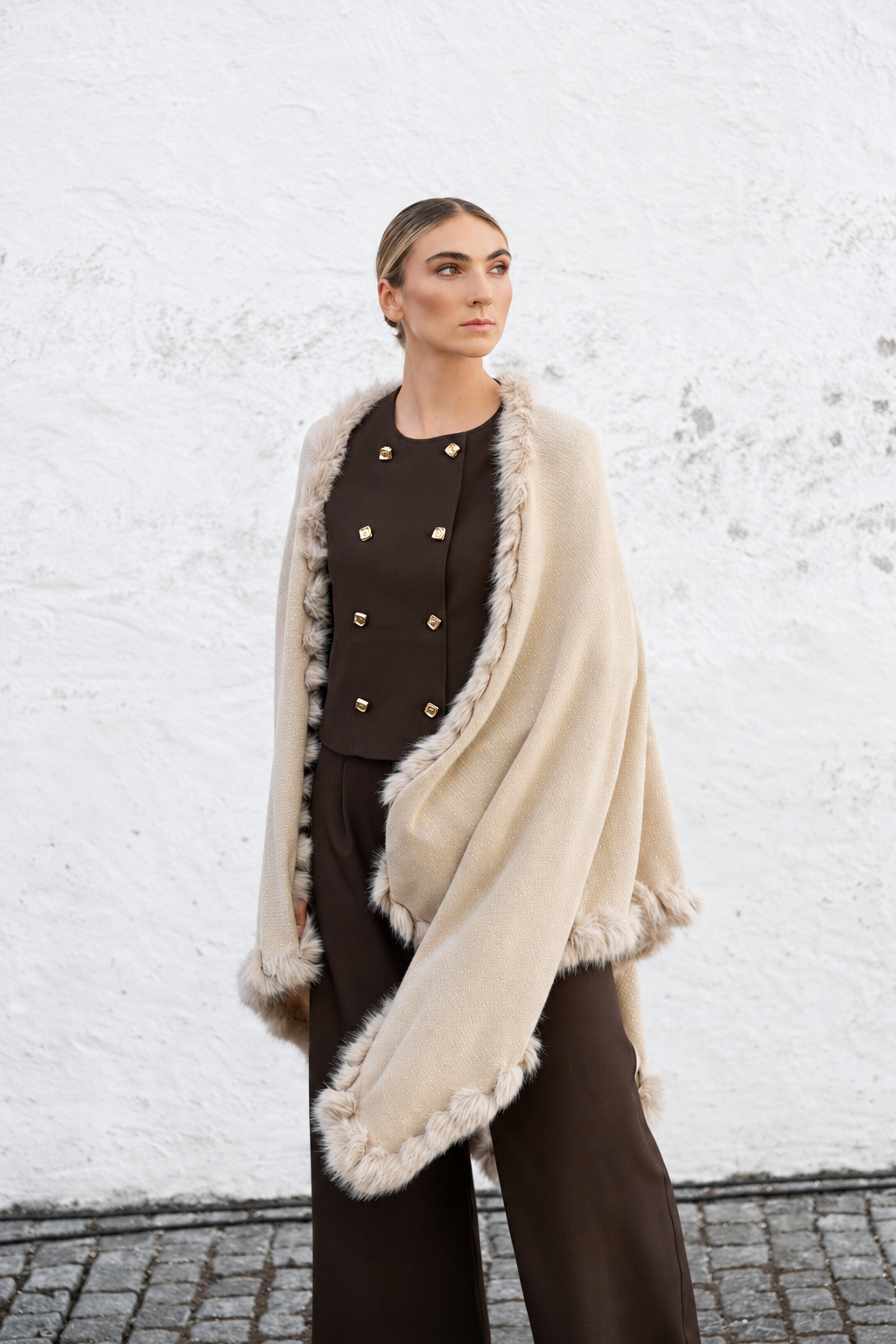 Beiger Poncho mit Kunstfellbordüre – One Size