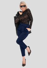 Die "Comfort fit" Business-Hose von Birds of Love Fashion. Klassischer Schnitt, hohe Leibhöhe und inklusiver Gürtel für einen eleganten und bequemen Business-Look.