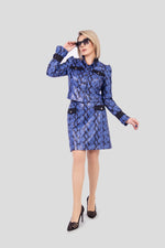 Kaufen Sie den Veganleder Blazer online. Ein eleganter Damenblazer mit tailliertem Schnitt und einem geprägten Muster. Perfekt für ein stilvolles Statement-Outfit. Jetzt entdecken.