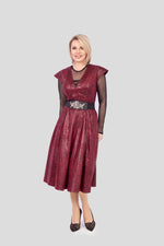 Kaufen Sie das "Veganleder Freizeitkleid" von Birds of Love. Dieses stylische Kleid mit taillierter Passform, Reißverschluss & Stretch-Gürtel ist ein Must-have für Ihre nachhaltige Garderobe. Hochwertiges Kunstleder.