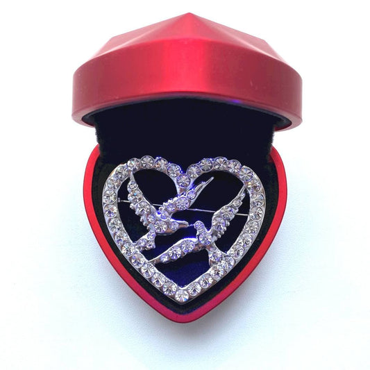 Entdecken Sie unsere elegante versilberte Brosche mit funkelnden Zirkonia-Strasskristallen. Ein luxuriöses Accessoire für jeden Anlass. Jetzt kaufen!